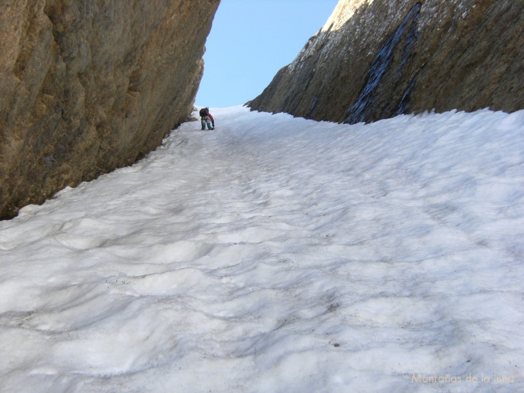 Largo y estrecho corredor a la izquierda del Glaciar de Monte Perdido